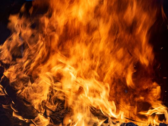 અમદાવાદના ખોખરામાં એક દુકાનમાં ભીષણ આગ, મોટી દૂર્ઘટના ટળી