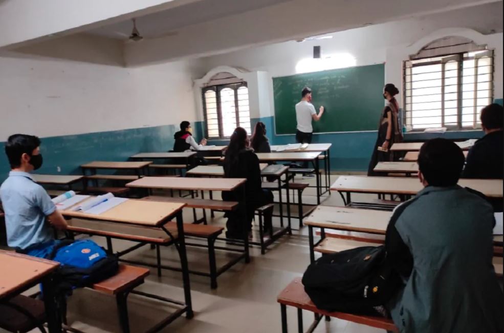 ગુજરાતઃ આવતીકાલથી શાળાઓમાં ધો. 12ના ઓફલાઈન વર્ગો શરૂ થશે