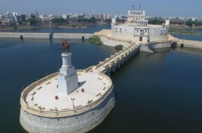 133167934Jamnagar_Lakhota_Lake_and_Museum_Main