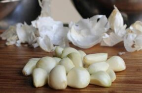 peel-garlic-easily-1-jpg_1200x630xt