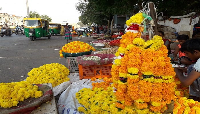 દિવાળીના તહેવારોને લીધે ગુલાબ, ગલગોટા સહિત ફૂલોના ભાવમાં વધારો થયો