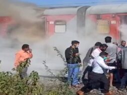 gandhidham-puri train caught fire-1