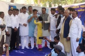 Gandhinagar, cleaning workers agitation, congress support-1