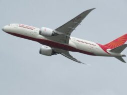 plane-spotting-2311053_1920-702×459