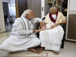 MODI WITH MOTHER HIRABA