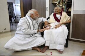 MODI WITH MOTHER HIRABA