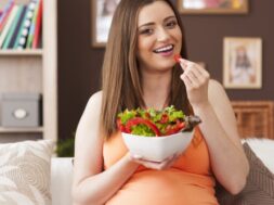 pregnant_woman_eating