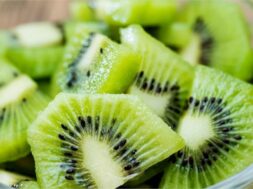 2023_2image_18_10_043588095chopped-kiwi-in-a-bowl–ll