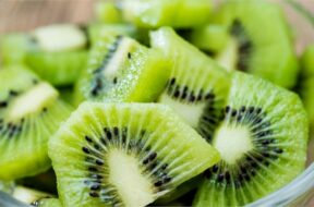 2023_2image_18_10_043588095chopped-kiwi-in-a-bowl–ll