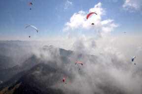 Paragliding_at_Bir_HP_11zon