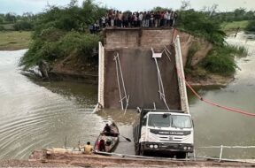 vastadi-chuda, bhagavo bridge colleps