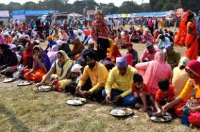 sikh-devotees-enjoy-langar-free-meal-on-guru-754951